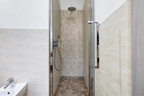 Shower, hair dryer, towels - Holiday Apartment 'Rustico Spagnol 1' with Lake View, Pool & Wi-Fi (Tignale)
