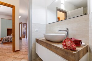 Shower, hair dryer, towels - Holiday Apartment 'Rustico Spagnol 1' with Lake View, Pool & Wi-Fi (Tignale)
