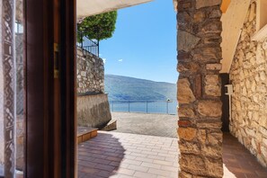 Terrace/patio - Holiday Apartment 'Rustico Spagnol 1' with Lake View, Pool & Wi-Fi (Tignale)