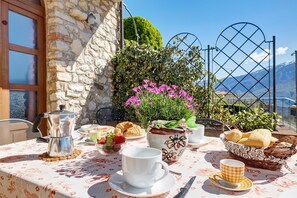 Outdoor dining - Holiday Apartment 'Rustico Spagnol 1' with Lake View, Pool & Wi-Fi (Tignale)