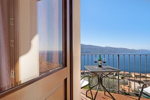 Outdoor dining - Holiday Apartment 'Rustico Spagnol 2' with Lake View, Pool & Wi-Fi (Tignale)