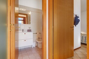 Shower, hair dryer, towels - Holiday Apartment 'Rustico Spagnol 2' with Lake View, Pool & Wi-Fi (Tignale)