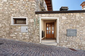 Exterior detail - Holiday Apartment 'Rustico Spagnol 4' with Lake View, Pool & Wi-Fi (Tignale)