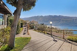 Property grounds - Holiday Apartment 'Rustico Spagnol 4' with Lake View, Pool & Wi-Fi (Tignale)