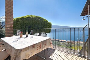 Outdoor dining - Holiday Apartment 'Rustico Spagnol 3' with Lake View, Pool & Wi-Fi (Tignale)