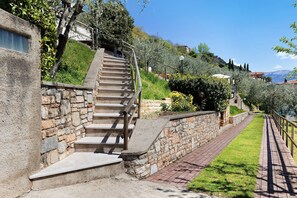 Property grounds - Holiday Apartment 'Rustico Spagnol 3' with Lake View, Pool & Wi-Fi (Tignale)