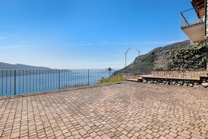 Property grounds - Holiday Apartment 'Rustico Spagnol 3' with Lake View, Pool & Wi-Fi (Tignale)