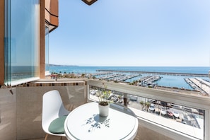 Outdoor dining - 'Stunning Marina View Apartment' with Wi-Fi (Fuengirola)