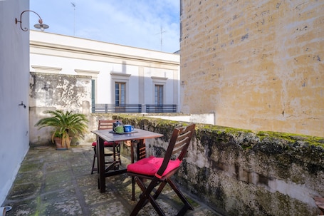 Outdoor dining. Holiday Home 'I Colori di Civico 19' with Terraces & Wi-Fi