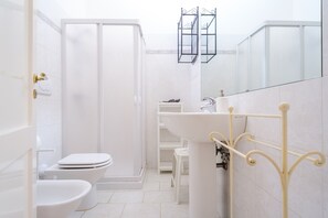 Dusche, kostenlose Toilettenartikel, Haartrockner, Handtücher
