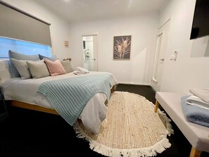 3 bedrooms, iron/ironing board, WiFi, bed sheets - Rosebud Bay Beach House (Rosebud)