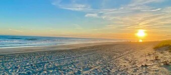 Pet-friendly, Pool - 3 Blocks to Beach! Unit 110