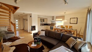 Smart-TV, Kamin, DVD-Player, Bücher