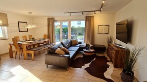Smart TV, fireplace, DVD player, books - Villa Seebrise Comfort with fireplace, outdoor whirlpool, sauna and garden (G öhren-Lebbin)