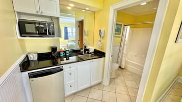 Jääkaappi, mikroaaltouuni, kahvin-/teenkeitin