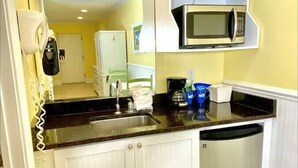 Coffee/tea maker, fridge, microwave, cookware/dishes/utensils - Pet-friendly, 3 Blocks to Beach, Pool, #305 (Atlantic Beach)