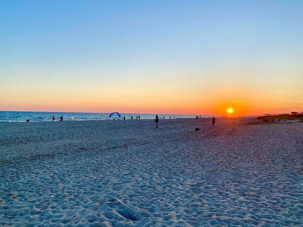 A beach with people and a kite. - Pet-friendly, 3 Blocks to Beach, Pool, #501 (Atlantic Beach)