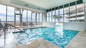 Piscina interior con vistas despejadas a palmeras y a la playa.