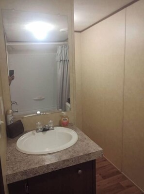Hair dryer, towels, soap, toilet paper - THE HOUSE OF PHARR (Pharr)