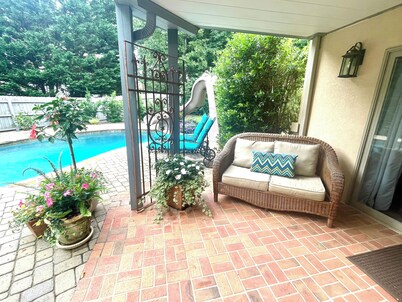 2 BR Hidden Gem with Lake Access, Pool & Hot Tub 15 Min from Lanier Islands 