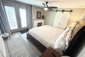 2 chambres, bureau, fer et planche à repasser, lit de bébé portatif