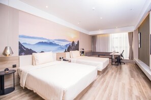 Habitación de hotel con dos camas, un escritorio, una silla, una lámpara y un cuadro de un paisaje montañoso.