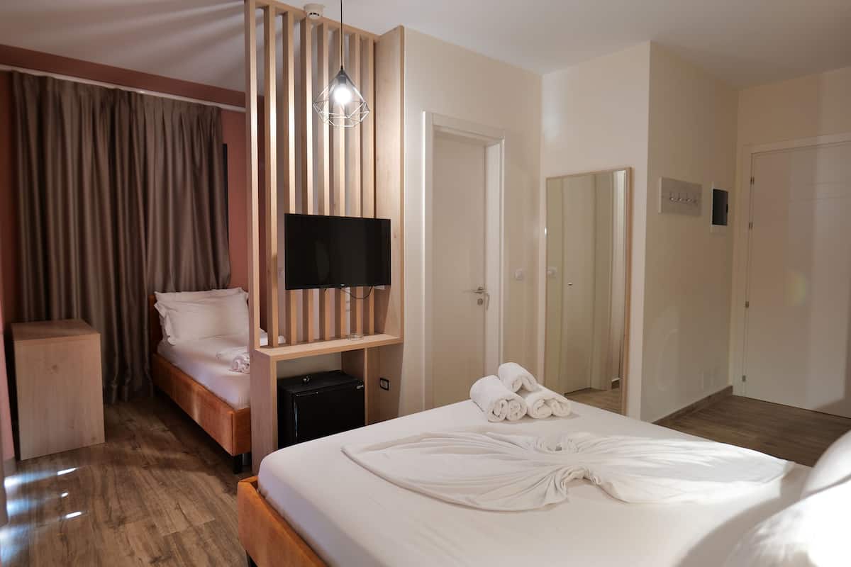 Cortinas blackout, wifi gratis y ropa de cama