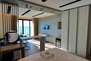 Deluxe Studio Suite, Sea View | Blackout curtains, free WiFi, bed sheets