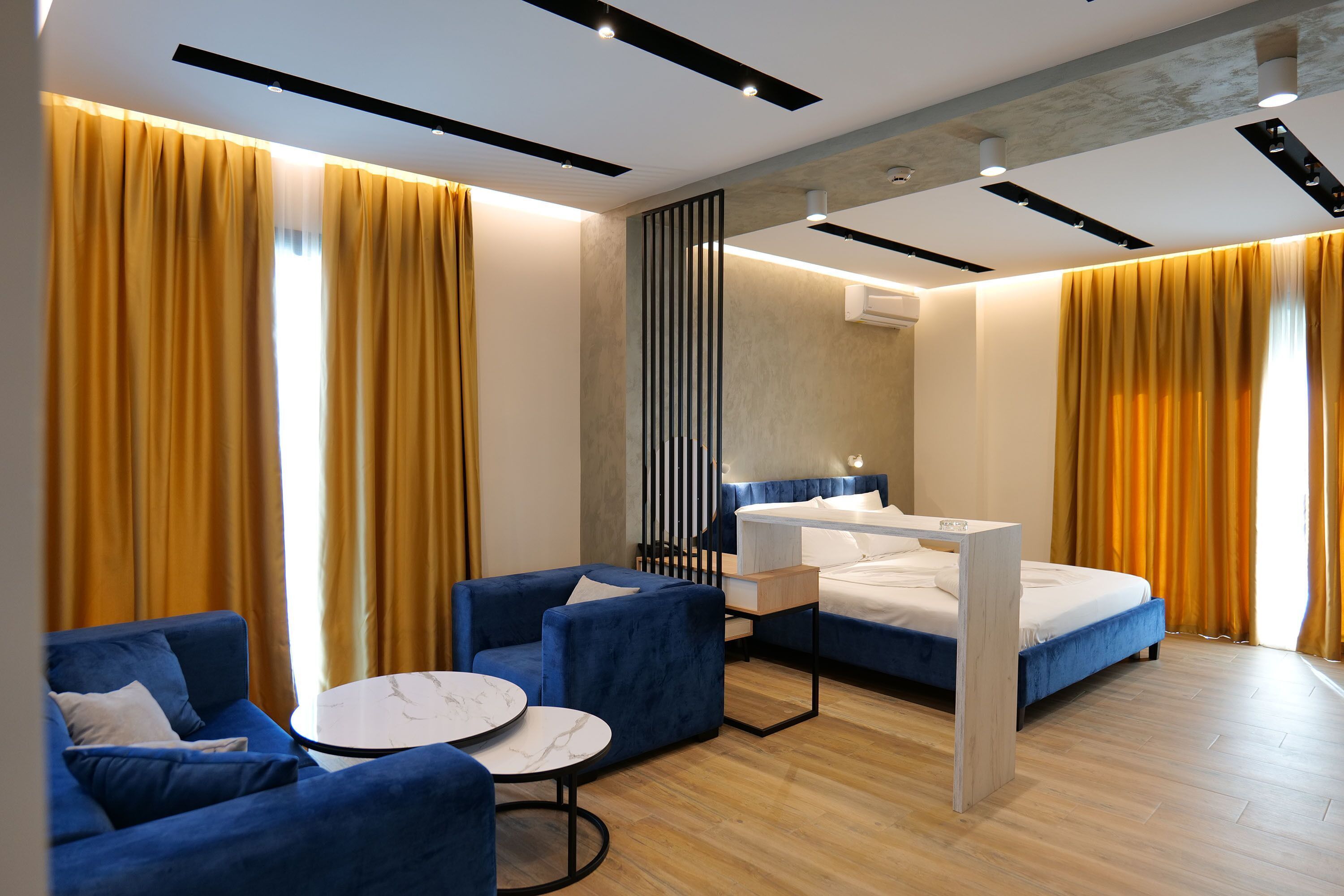 Cortinas blackout, wifi gratis y ropa de cama 