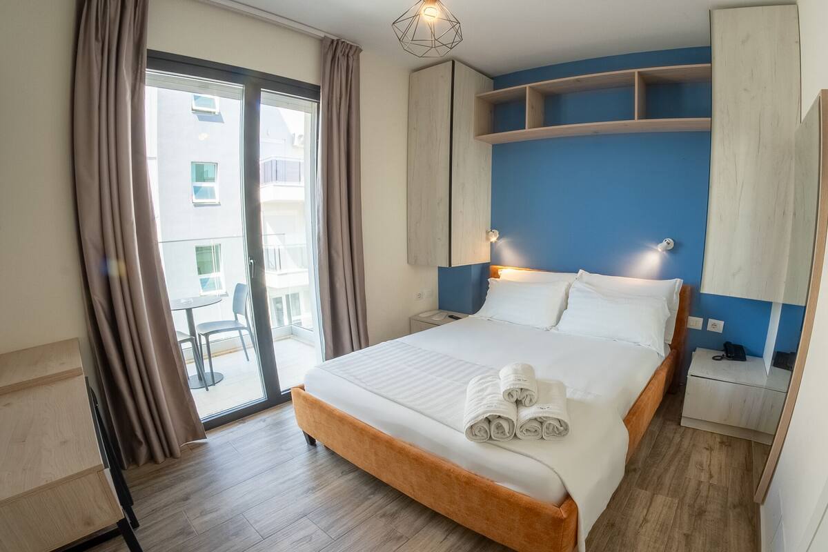 Blackout curtains, free WiFi, bed sheets