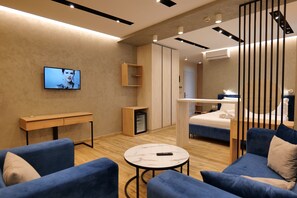 Deluxe Studio Suite, Sea View | Blackout drapes, free WiFi, bed sheets - Hotel Triumf Shengjin (Shengjin)