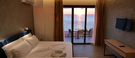 Studiosuite – deluxe, sjøutsikt | Blendingsgardiner, wi-fi (inkludert) og sengetøy