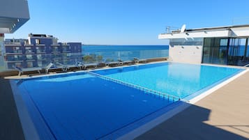 Una piscina al aire libre de temporada