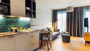 Studio | Premium bedding, in-room safe, desk, free WiFi