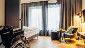 أغطية فراش متميزة وخزنة داخل الغرفة ومكتب وواي فاي مجانًا