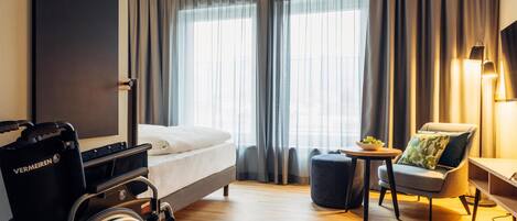 Peralatan tempat tidur premium, peti besi dalam bilik, meja