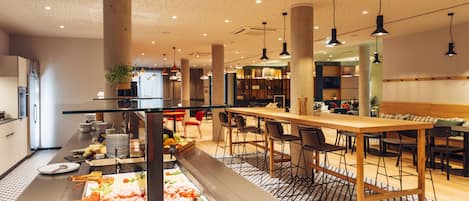 每日供應自助早餐 (每人 EUR18)