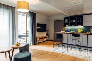 Ropa de cama de alta calidad y caja de seguridad en la habitación 