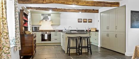 ثلاجة، ميكروويف، فرن، غسالة أطباق