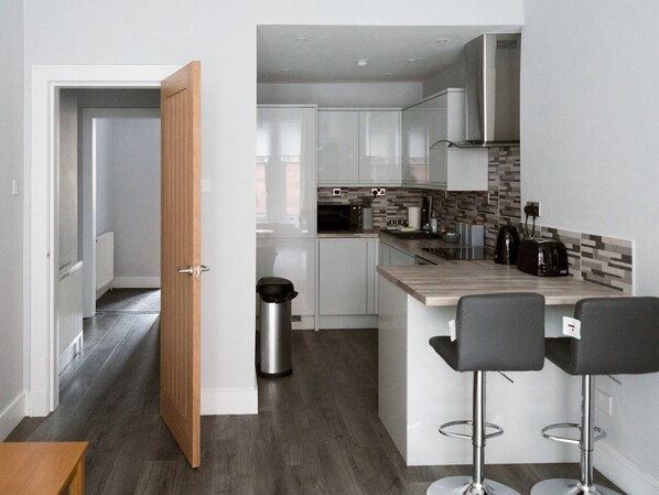 Refrigerador, microondas, lavavajillas y tostadora 