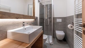 Eenvoudig appartement | Badkamer | Een douche, gratis toiletartikelen, een haardroger, een bidet
