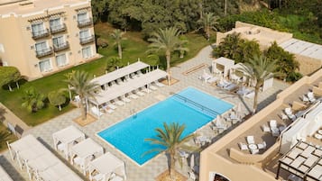 Outdoor pool, pool loungers
