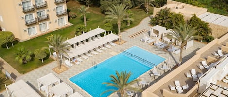 Outdoor pool, sun loungers
