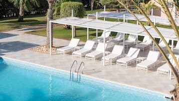 Outdoor pool, sun loungers