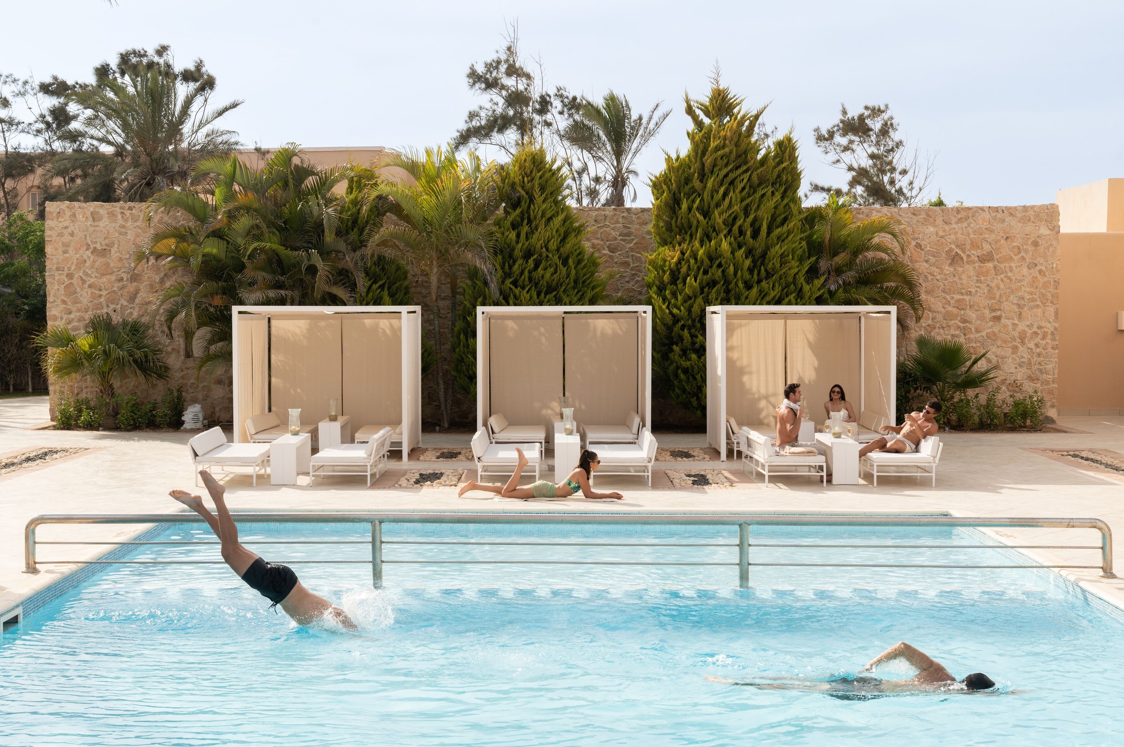 Außenpool, Liegestühle