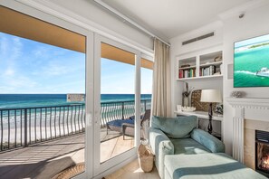 Smart TV, chimenea, libros y estéreo