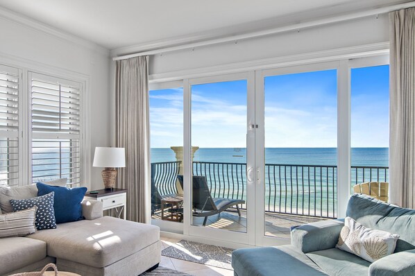 Smart TV, chimenea, libros y estéreo