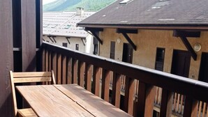 A wooden deck with a table and chairs, overlooking a mountainous landscape. - Bright 30 M² With Balcony   Center Villa (Le Monêtier-les-Bains)