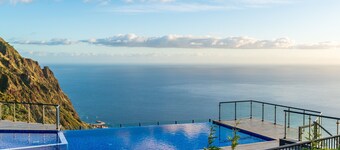 Modern villa, shared infinity pool | SunsetCliff 2