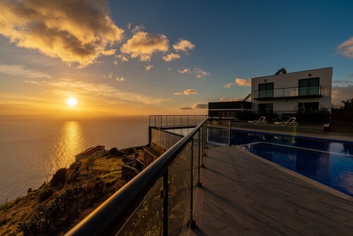 Modern villa, shared infinity pool | SunsetCliff 2